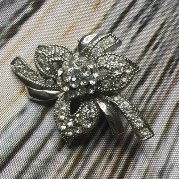 Unbranded Jewelry - Silver Floral Diamond Encrusted Brooch